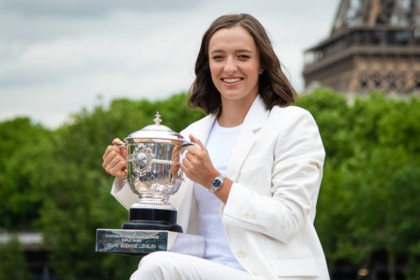 Iga Swiatek with her 2022 US Open trophy.