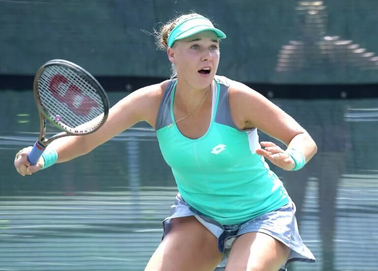 Anna Blinkova in action ahead of the French Open.