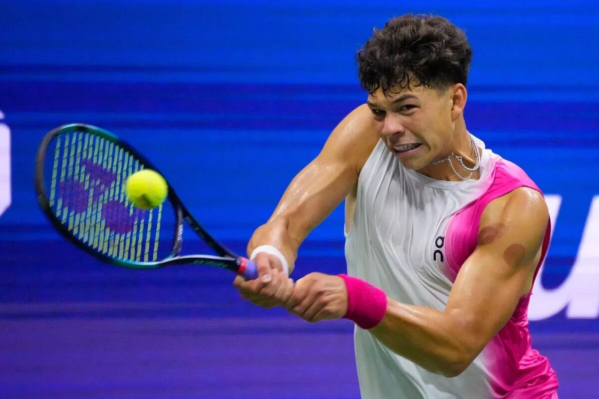 Ben Shelton in action ahead of the ATP Stuttgart Open.