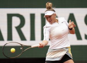 Amanda Anisimova in action at the French Open.