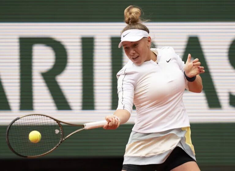 Amanda Anisimova in action ahead of the WTA Hobart International.