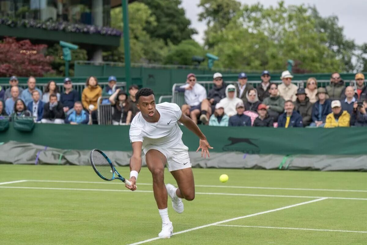 Giovanni Mpetshi Perricard in action at Wimbledon