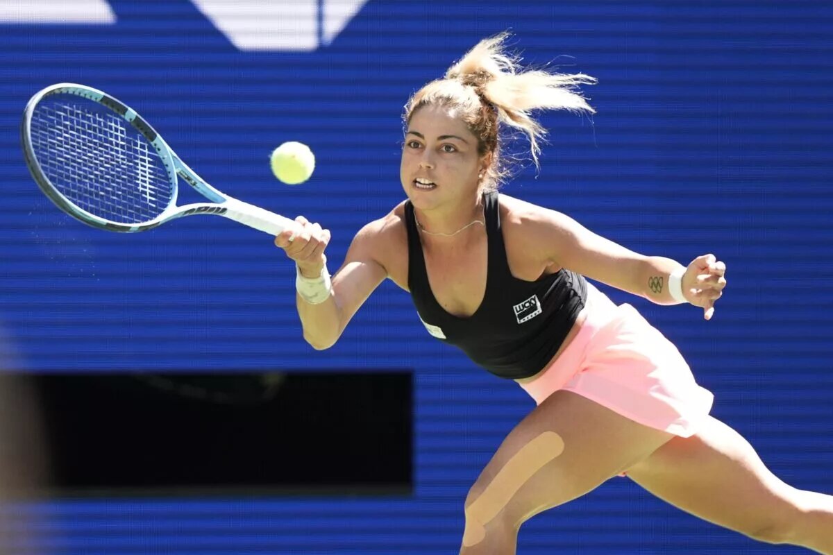 Renata Zarazua in action ahead of WTA Sao Paolo.